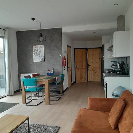 Luxe 5 Persoons Bungalow Op Rustig Vakantiepark Nabij Leeuwarden Dronrijp Zewnętrze zdjęcie